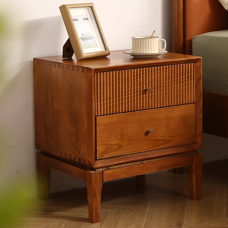 Solid Wood Nightstand 2 Drawers - โต๊ะข้างเตียงไม้เนื้อแข็งสไตล์เรโทร, เฟอร์นิเจอร์ห้องนั่งเล่นพร้อมตู้เก็บของแบบมีลิ้นชัก, โต๊ะข้างเตียงในห้องนอน